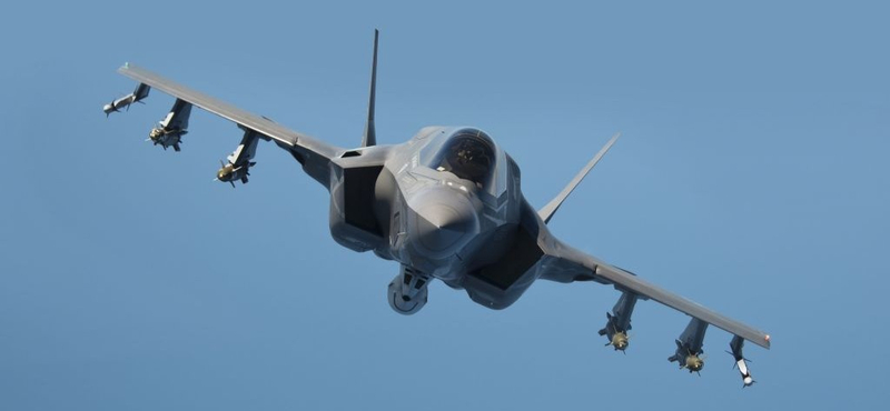 Videó: Tengerbe zuhant a brit légierő egyik F-35-ös vadászgépe