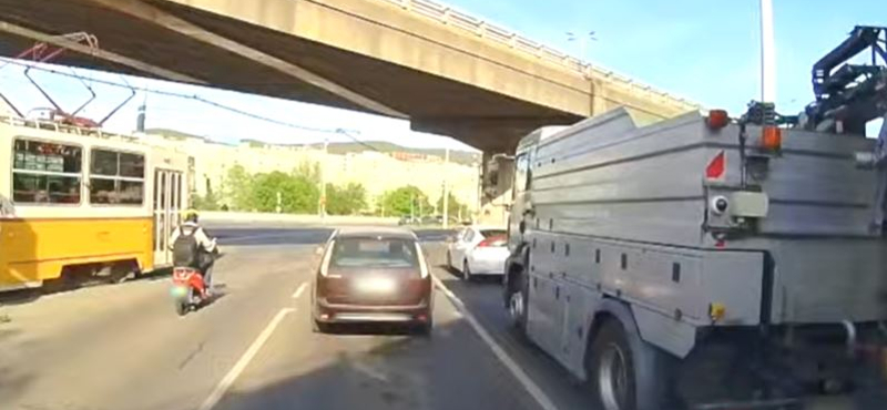 Már vizsgálja a BKV a videót, amelyen egy villamos kis híján elgázol egy robogóst az Árpád-hídnál