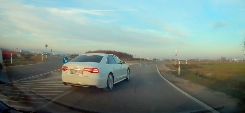 Ámokfutóként előzött az audis a budapesti körforgalomnál – videó