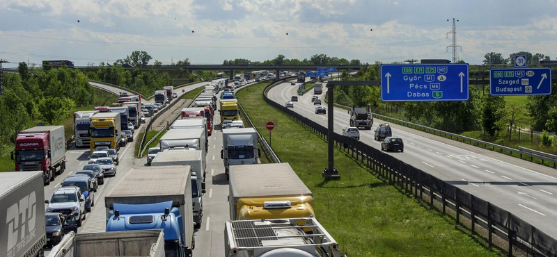 Összeütközött két autó, egy időre beállt a Balaton északi partja