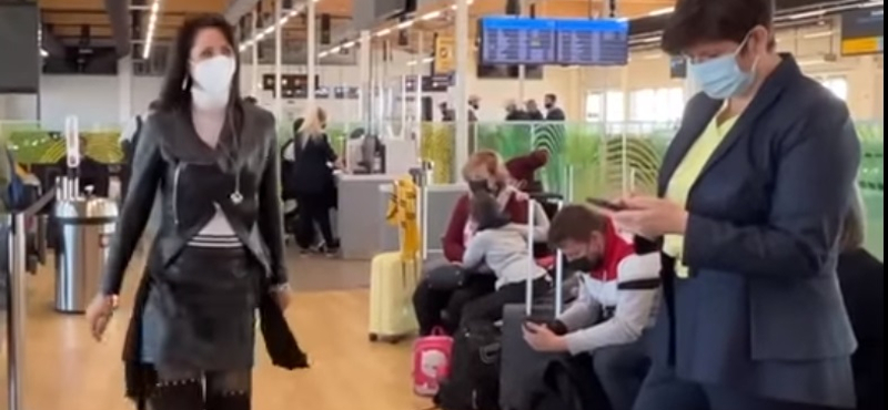 Együtt utazott Brüsszelbe Dobrev Klára és az őt az ElkXrtukban alakító Gubás Gabi – videó