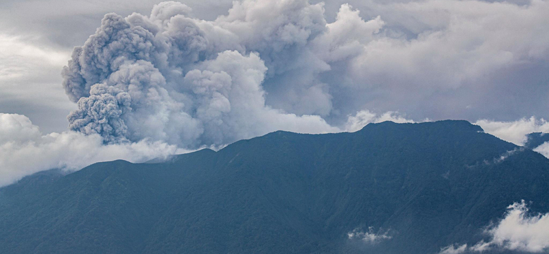 Több holttest is előkerült, miután kitört a Marapi vulkán Indonéziában