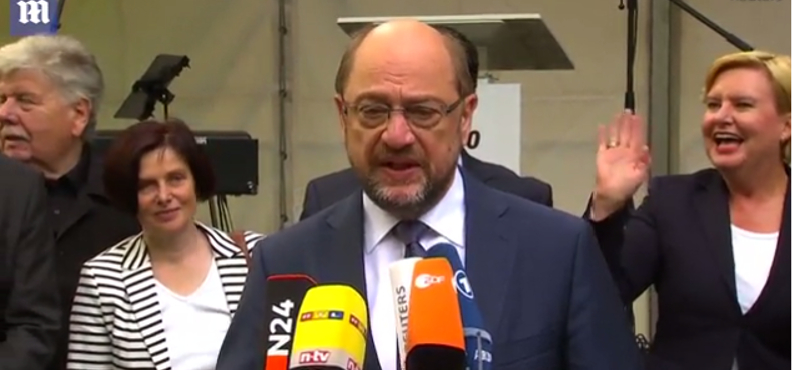 Videó: Vidáman integetett az SPD-s politikus a háttérben, míg Schulz a barcelonai terrorról beszélt