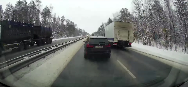 Vadul előzött az orosz BMW-s, komoly balesetet okozott – videó