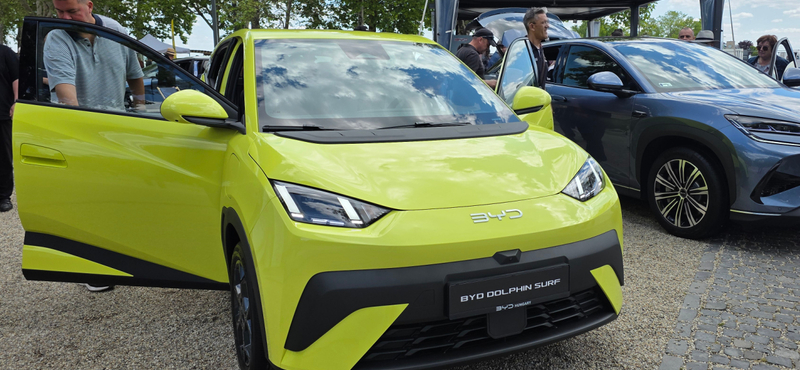 A rekordolcsó BYD villanyautó méregdrága autócsodák között debütált a Balatonon