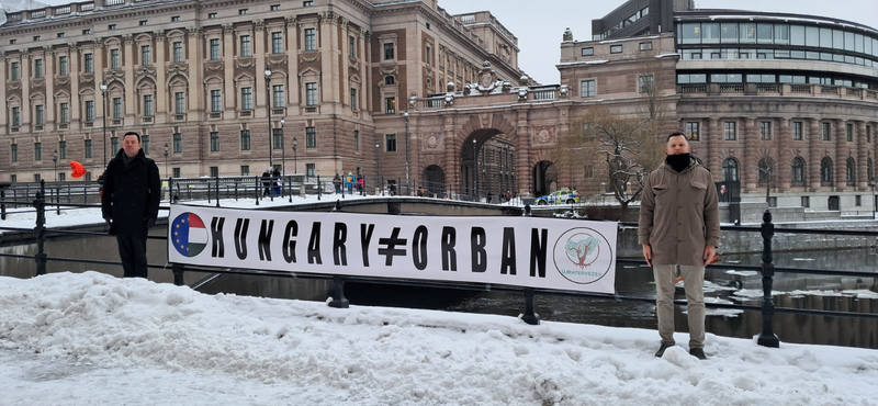 "Magyarország ≠ Orbán" feliratú molinóval tüntetnek Stockholmban 