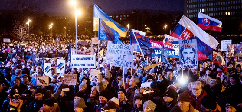 Tízezres tömeg tüntetett Robert Fico ellen Pozsonyban