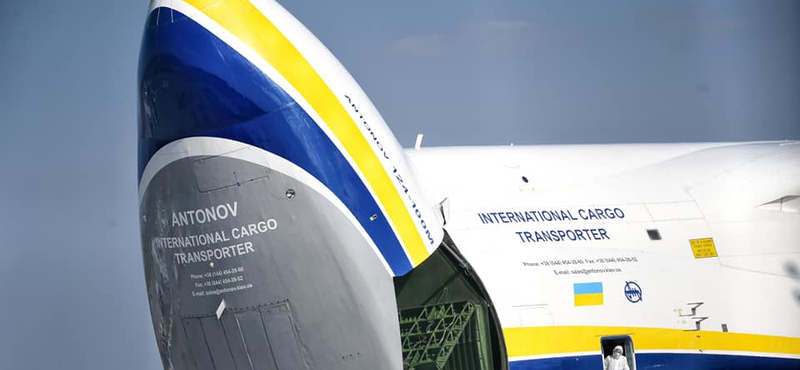 Budapestre érkezett a gigantikus Antonovval egy csomó kínai szájmaszk