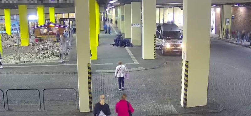 Rendőrtől próbált pisztolyt lopni egy férfi Budapesten – videó