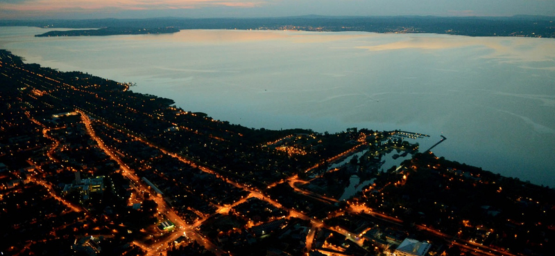 A Balaton partvonalának beépítettsége tökéletesen látszik a Wizz Air pilótájának éjjeli felvételén