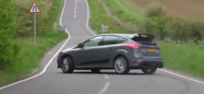 Driftelni akart a Ford sofőrje, csúnya égés lett belőle – videó