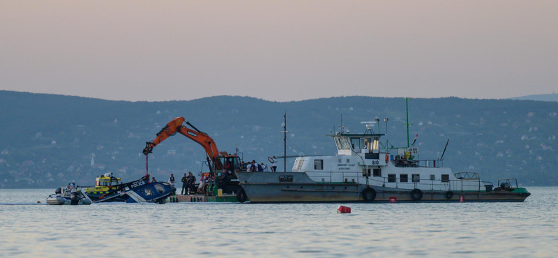 Fotókon ahogy kiemelik a Balatonból a rendőrségi helikoptert