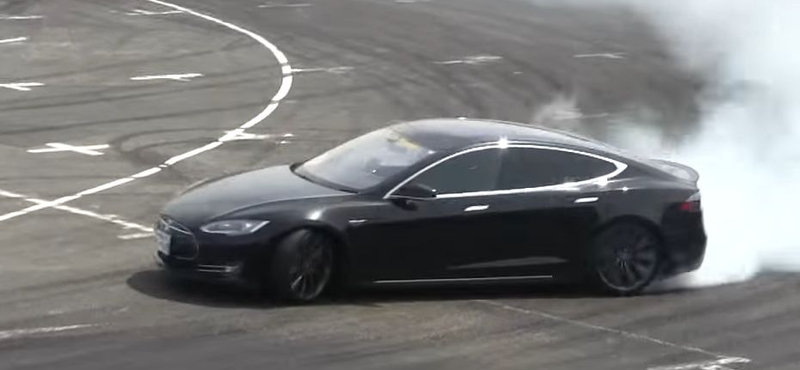 Van valami ijesztő abban, ahogy egy Tesla driftel – videó