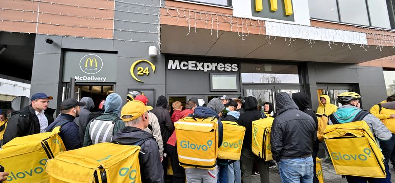 Videó: Futárok tömegei álltak sorban az újranyitó McDonald's előtt Kijevben