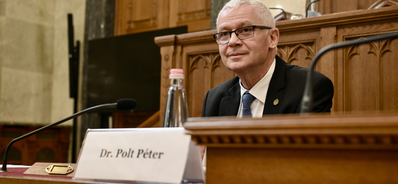 Polt Péter átadta lemondását Sulyok Tamásnak