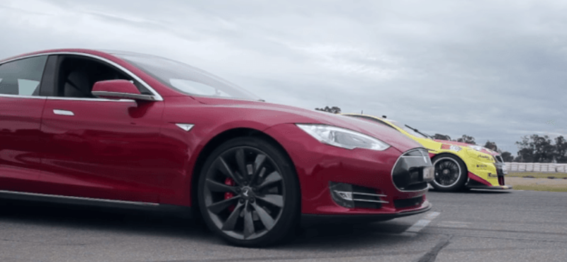 Így alázott porrá egy versenyautót a Tesla Model S – videó