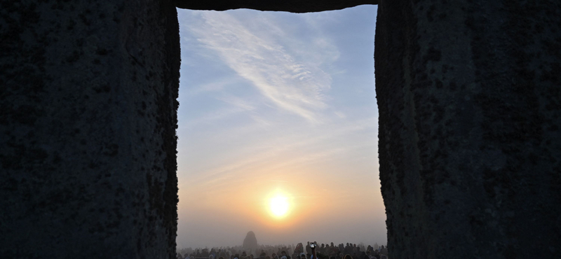 Ezrek gyűltek össze a Stonehenge-nél, hogy megnézzék a nyári napfordulón a napfelkeltét – fotók