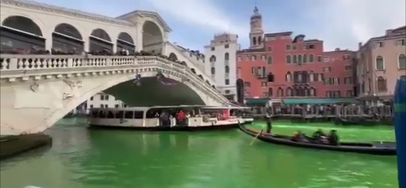 Olasz környezetvédők zöldre festették a velencei Canal Grande vizét – videó