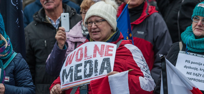 A lengyel kormánynak nem tetszik, hogy a tévé az ellenzéket mutogatja