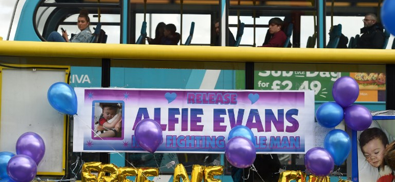 Elment Alfie, a kisfiú aki miatt a fél világ vitatkozott