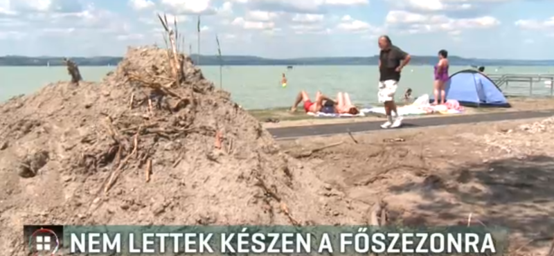 Itt a főszezon, de a fonyódi strand továbbra is fel van túrva