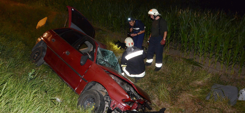 Ketten meghaltak egy hajnali balesetben a 4-esen