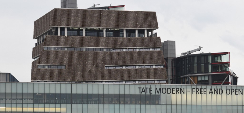 Elítélték a fiatalt, aki lehajított egy kisfiút a londoni Tate Modern teraszáról