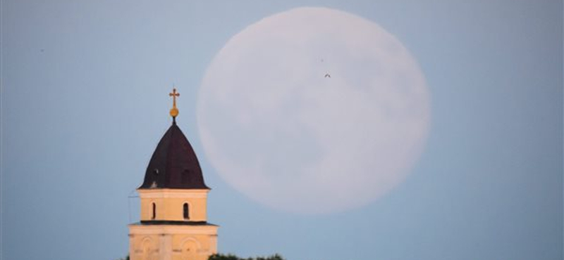 Egy japán cég a Holdon fogja reklámozni a termékét