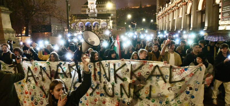 A Március 15. térről a Clark Ádám térre vonulva tüntettek a diákok