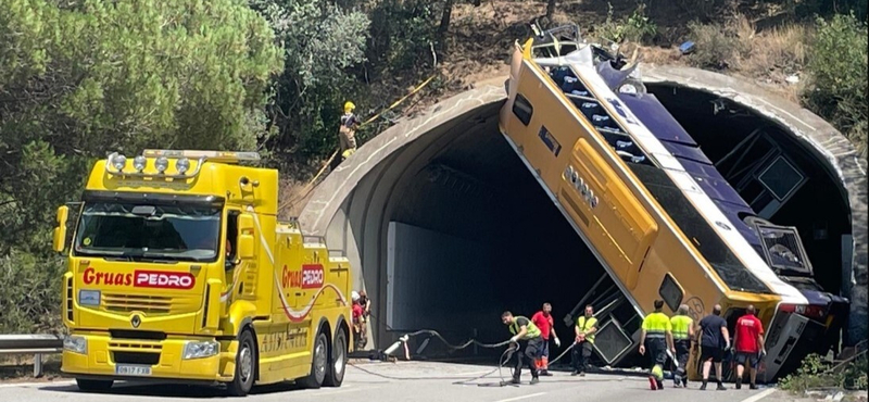 Egészen extrém helyzetben szorult be egy busz egy alagútba Spanyolországban – videó