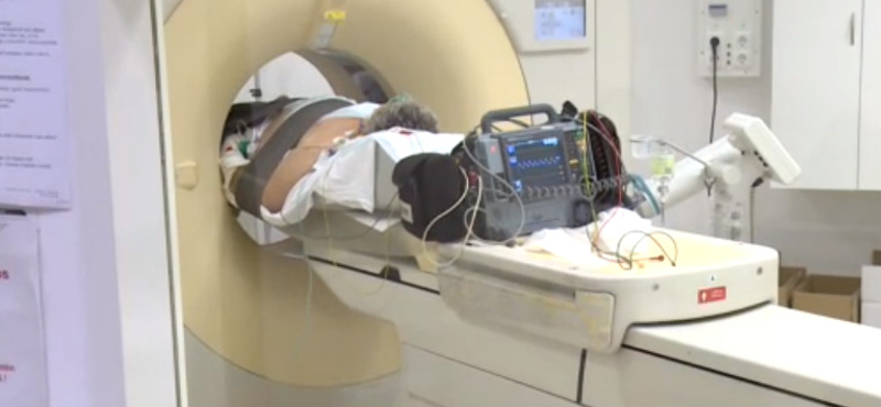Egy nő a fegyverével együtt feküdt be MRI-vizsgálatra, hogy utána mi történt, arra mindig emlékezni fog