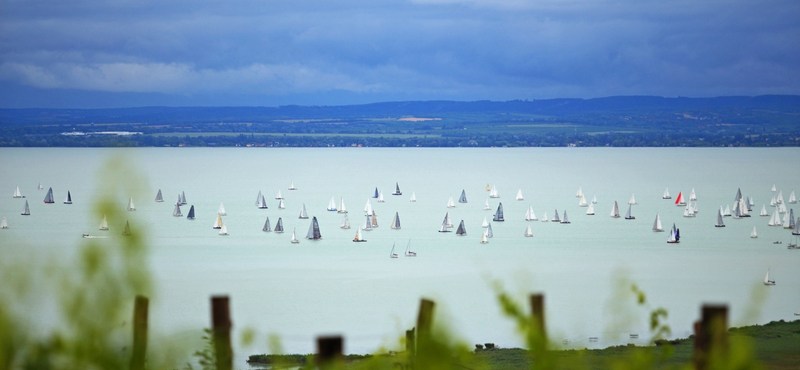 Egy gumimatracról tűnt el egy fiatal férfi a Balatonban