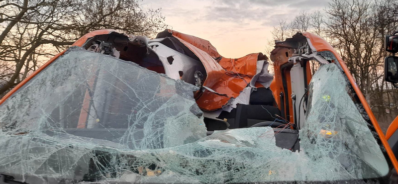 Meghalt a fiatal közutas, akinek egy elgázolt szarvas csapódott az autójába