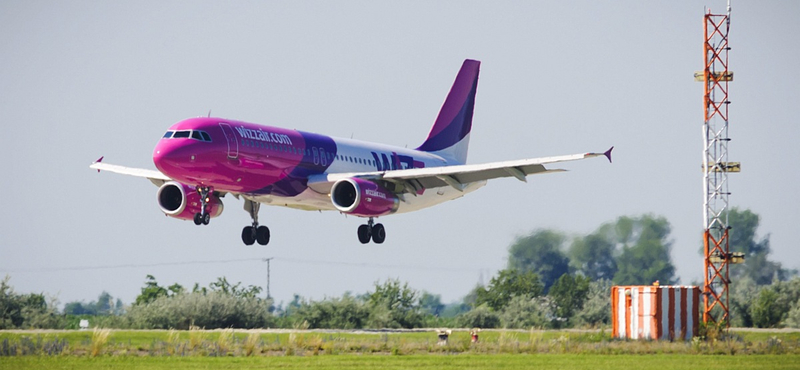 Furcsa helyen tűnt fel a Wizz Air gépe, beindultak a pletykák