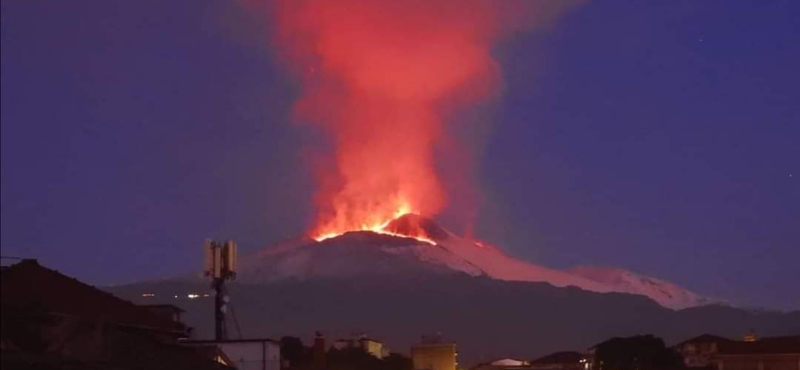 Erős földrengés volt Szicíliában, az Etnából láva folyik