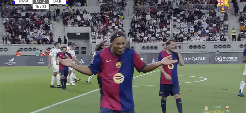 Ronaldinho 44 évesen is bevarrja a jobb felsőbe a szabadot