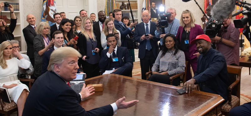 Kanye West mostantól koncertjein is viselni fogja Trump kampánysapkáját