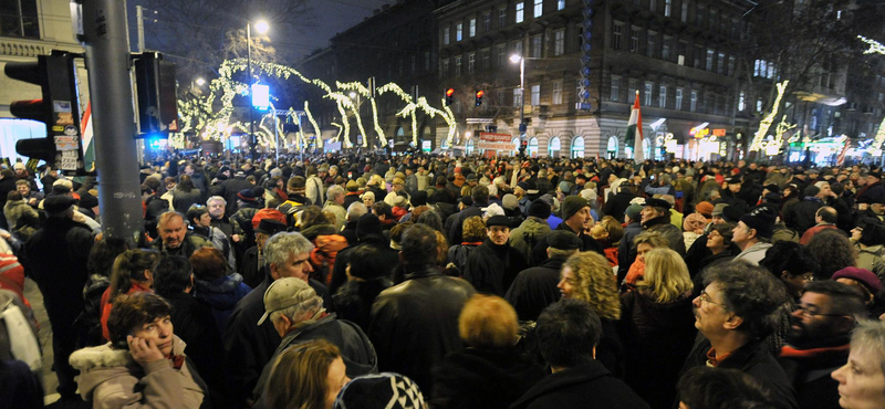 Óriási tömeg, tumultus az Operaház előtt - percről percre