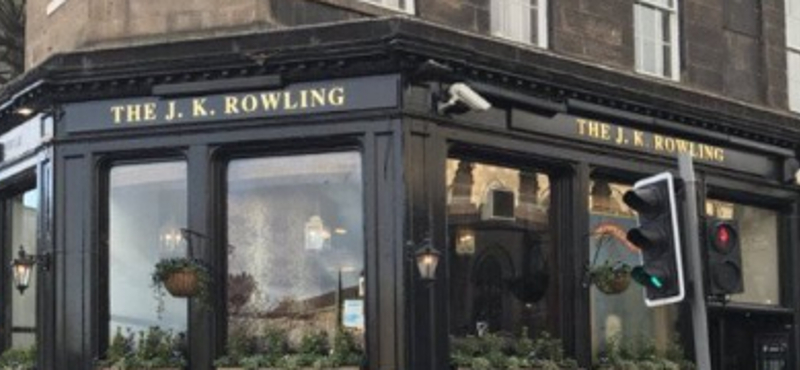 A Harry Potter-könyvek szerzőjének nevét vette fel egy kocsma