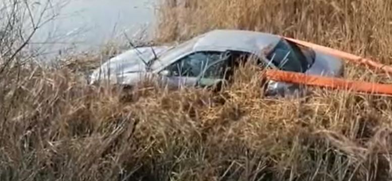 A Várpalotánál lévő horgásztóban kötött ki egy megcsúszó autó – videó