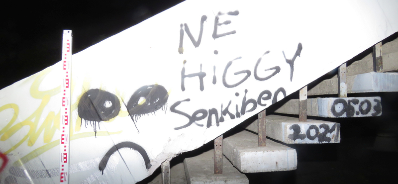 Nem volt nehéz elkapni a miskolci graffitiseket, mert a nevüket is felfújták a falra