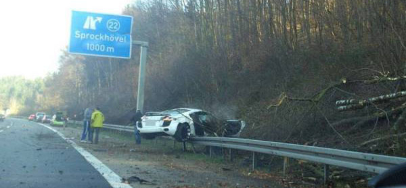 Autópálya szalagkorlátján landolt egy R8-as Audi – fotó