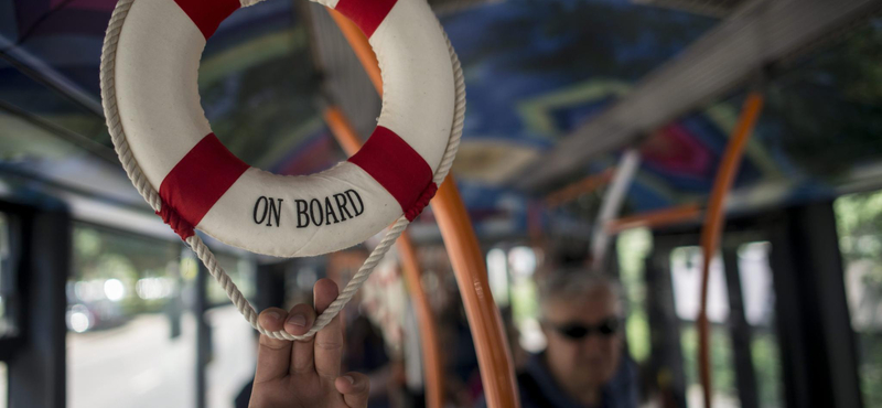 Fotók: Stranddá változott egy 7-es busz