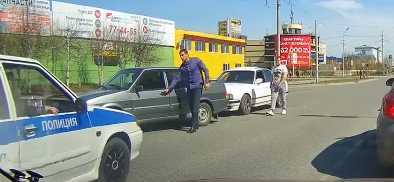 Íme a világ legröhejesebb közúti balhéja – videó