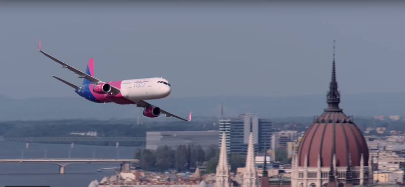 Látványos videó: méterekkel a Duna fölött húzott el a WizzAir gépe