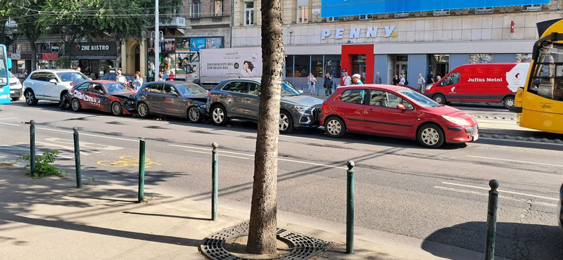 Öt autó karambolozott a Nyugati térnél