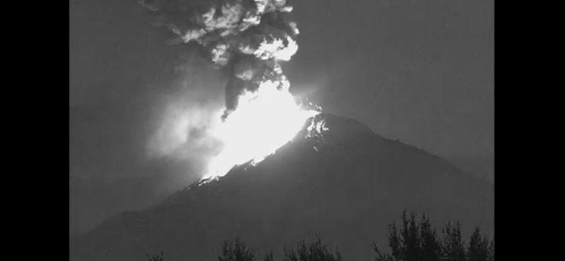 Kitört a Popocatepetl, hamu borította be Pueblát - videó