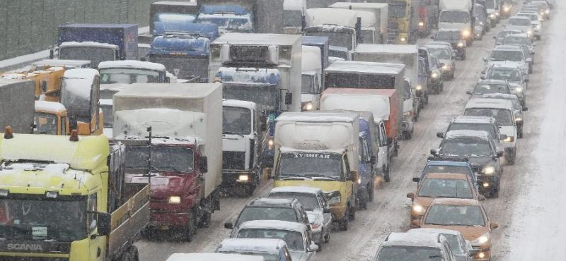 Káosz és óriásdugó az Árpád híd budai oldalán