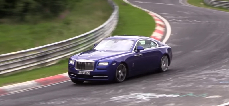 Rolls-Royce a versenypályán: mint egy víziló a lóversenyen – videó