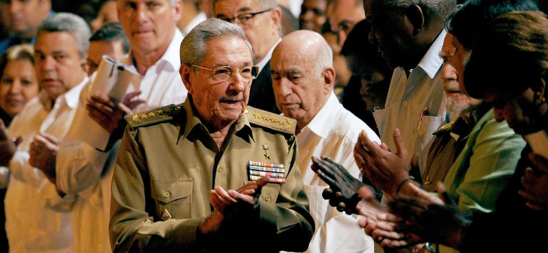 Raul Castro időt nyert, tovább maradhat Kuba elnöke